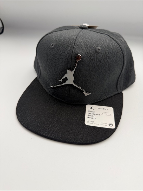 Nike Other - Nike Black Metallic Jumpman Snapback Hat Youth Size